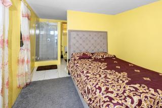 Mins from Beach • WiFi + AC • BBQ Grill - 4