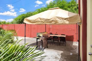 Mins from Beach • WiFi + AC • BBQ Grill - 1