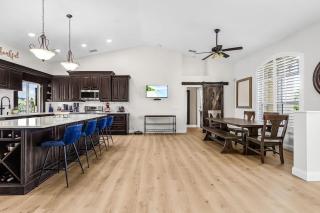 Enchanting 3 Bedroom Waterfront Pool and Spa - 8