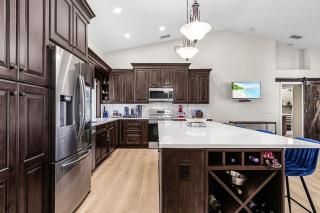 Enchanting 3 Bedroom Waterfront Pool and Spa - 3