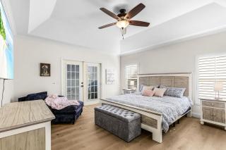 Enchanting 3 Bedroom Waterfront Pool and Spa - 1
