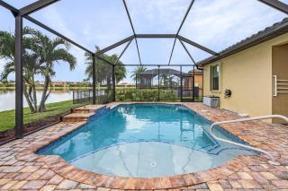 Enchanting 3 Bedroom Home Waterfront Pool and Spa - 0