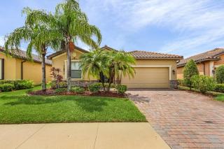 Enchanting 3 Bedroom Home Waterfront Pool and Spa - 8