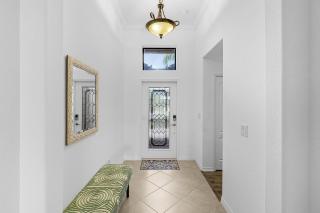 Enchanting 3 Bedroom Home Waterfront Pool and Spa - 3