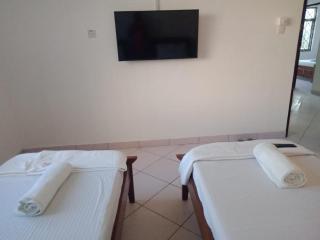 Beach proximity, Cosy Twin bed room IN a spacious apartment - 2