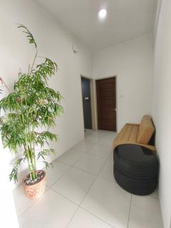 RoomB w attached bathroom w bathtub - 0