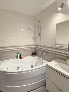 Modern & Comfy Apartment - 8