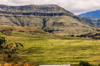 3BR Drakensberg Retreat, Mountain Views and Braai - 6