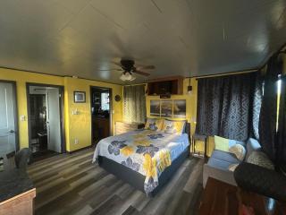 PNW Studio Getaway for Couples with Hot Tub - 9