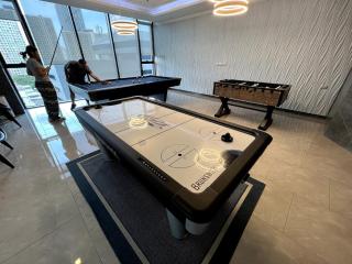 KINGbed with Pool Gym and Standing Desk near MRT - 7