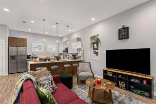 The Quartz 2BD Townhouse in the heart of FW - 2