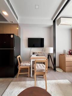 In Unit Workspace Gym and Infinity Pool MRT 200m - 5