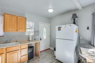 2 Mi to Dtwn Atascadero! Cozy Cottage with Yard - 2