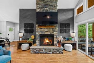 LUXE, 5 Miles to Asheville, Hot Tub, Epic Mountain Views, Fire Pit, Pool Table, 2 Living Rooms - 8