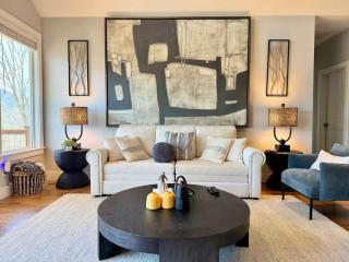 LUXE, 5 Miles to Asheville, Hot Tub, Epic Mountain Views, Fire Pit, Pool Table, 2 Living Rooms - 4