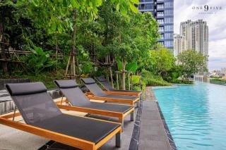 Spacious Apt with King Bed Pool and Gym MRT200m - 3