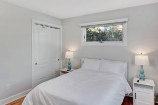 Cozy 5 Bedroom Open Living Sleek Kitchen - 6