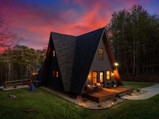 LUXE Lake Adger-Lakefront Home, Private Dock, Hot Tub, Fire Pit, Canoe, Epic Mtn & Lake Views, Universal EV Station - 4