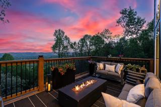LUXE, Breathtaking Mountain Views, Hot Tub, Fire Pit, Fire Pit Table, Pool Table, 2 Living rooms, Universal EV Station - 3