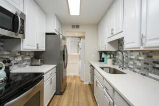 3BR Sleeps 8 Walk to Beach Pool Access - 5