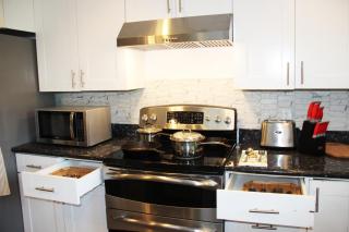 Bright 3 bedroom home with full kitchen, fenced backyard, sports court and free parking - 6