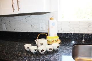 Bright 3 bedroom home with full kitchen, fenced backyard, sports court and free parking - 1