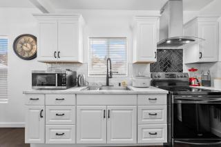 Stylish Family Retreat – 10 Guests Parking - 2