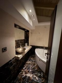 Uplift Hideaway Jacuzzi - 2