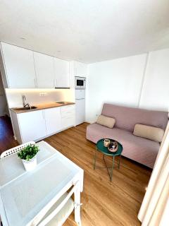 Modern apartment with pool and balcony - 4