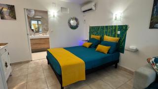 Brin d'ile Anse des Rochers vue mer à 50 m de la plage et piscine - 8