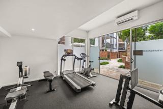 Vibrant 2-Bed Apartment with Pool and Gym Access - 0