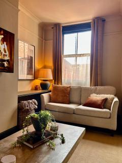 NEW! Stylish Chester Townhouse, Sleeps 6 - 8