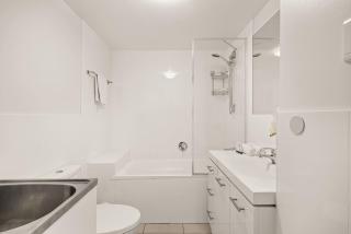 Central South Brisbane Stay with Pool Access - 0