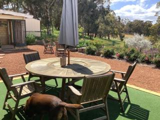 Reset and chill in a spa at Katandra Cottage, - Bullsbrook - 7