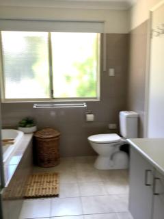 Reset and chill in a spa at Katandra Cottage, - Bullsbrook - 1