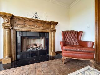 Vista Villa – Poolside Elegance with Views - 4