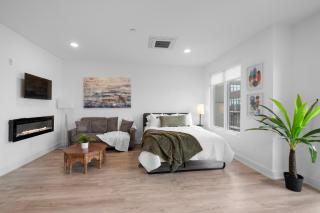 Bright Studio Haven - Pool, Gym & Balcony Views - 0