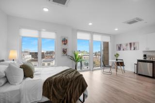 Bright Studio Haven - Pool, Gym & Balcony Views - 4