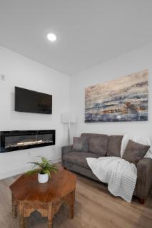 Bright Studio Haven - Pool, Gym & Balcony Views - 9