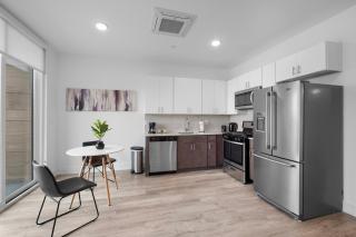 Bright Studio Haven - Pool, Gym & Balcony Views - 7