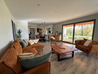 Maison avec terrasse en bois et piscine - 5