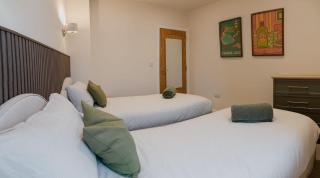 Modern 3BR Flat Free Parking in Central Plymouth - 7