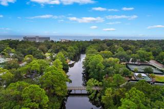 542 Queen's Grant - 1