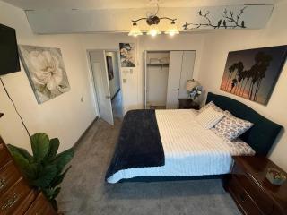 2BR Apt • Deck • Assigned Parking - 0