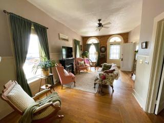 Historic Victorian Apartment - 0