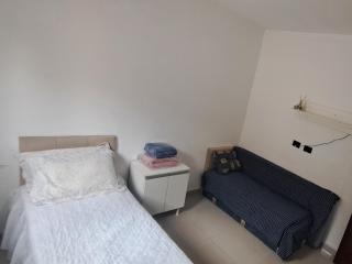 Casa completa em condominio, Wi-Fi e garagem gratuitas, á 8 min da praia! - 1