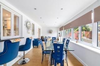 Designer 2BDR with Garden Pergola and Park Views - 2