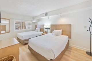 Beachfront condo w balcony & hot tub - 1