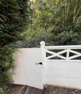 Pavillon paisible avec grand jardin près des bois - 3