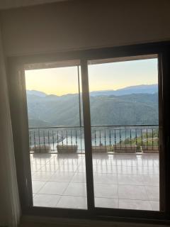 House overlooking a lake - 4